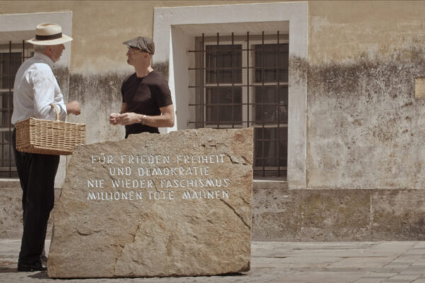 6-GESPRA╠êCH VOR DEM HITERLHAUS_WHAVB_DIMDIMFILM