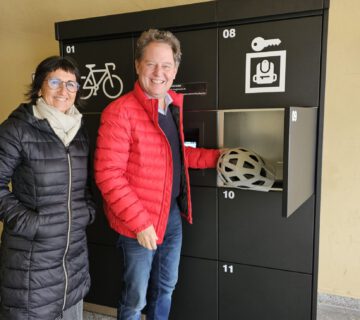 El primer alcalde, Florian Schneider, junto con Sigrid Resch, directora general de Burghauser Touristik GmbH, prueban en la plaza de Burghauser el uso sencillo de las nuevas taquillas.