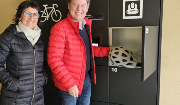 Erster Bürgermeister Florian Schneider testet gemeinsam mit Sigrid Resch, GFin der Burghauser Touristik GmbH, die einfache Anwendung der neuen Schließfächer am Burghauser Stadtplatz.