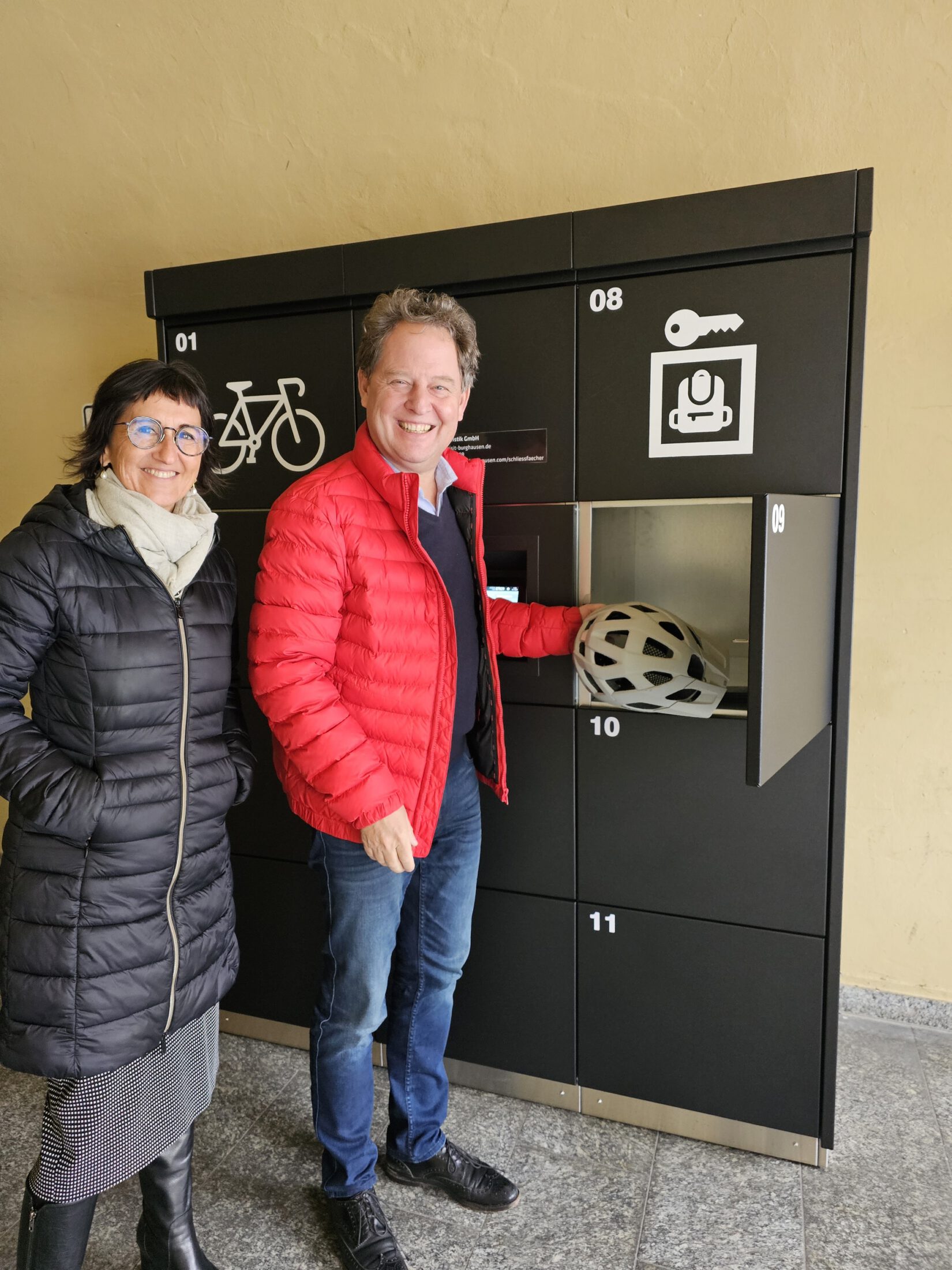 Erster Bürgermeister Florian Schneider testet gemeinsam mit Sigrid Resch, GFin der Burghauser Touristik GmbH, die einfache Anwendung der neuen Schließfächer am Burghauser Stadtplatz.