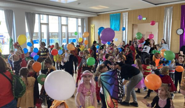 Faschingsspaß in Burghausen – auch wenn der Kinderfasching im Stadtsaal ausverkauft ist, gibt es noch viele weitere Veranstaltungen in der Faschingszeit für Kinder und Familien, wie zum Beispiel den Kinderfasching im Pfarrzentrum St. Konrad