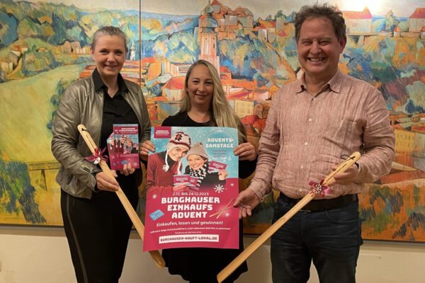 Foto Werbering Burghausen/ v.l. PetraForstpointner . 1. Vorsitzende, Simone Mayer Geschäftsführerin Werbering Burghausen und 1. Bürgermeister Florian Schneider präsentieren den diesjährigen Gewinn des Advents-gewinnspiels