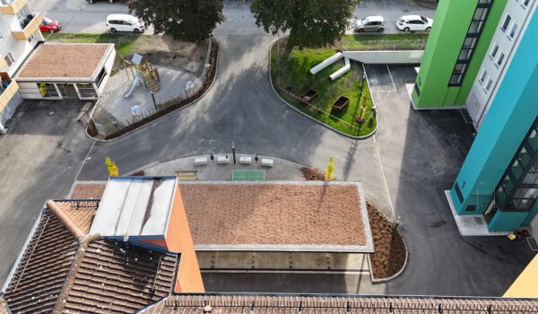 Die Burghauser Wohnbau GmbH investiert fortlaufend in den Bestand, um u.a. energetisch zu sanieren oder Spielplätze bzw. dringend benötigen Parkraum zu schaffen. Jüngst flossen rund 400.000 Euro in die Immobilien in der Hermann-Hiller-Straße. Die BuWoG ist eine 100%ige Tochtergesellschaft der Stadt Burghausen. Fotocredit: BuWoG