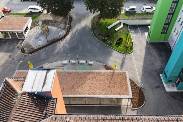 PM 295 Sanierung Innenhof Hermann-Hiller-Str durch Burghauser Wohnbau GmbH_kl Die Burghauser Wohnbau GmbH investiert fortlaufend in den Bestand, um u.a. energetisch zu sanieren oder Spielplätze bzw. dringend benötigen Parkraum zu schaffen. Jüngst flossen rund 400.000 Euro in die Immobilien in der Hermann-Hiller-Straße. Die BuWoG ist eine 100%ige Tochtergesellschaft der Stadt Burghausen. Fotocredit: BuWoG