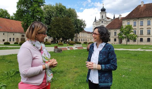 Stadtarchivarin Eva Gilch im Gespräch mit Filmemacherin Isabelle Gendre vor dem Kloster Raitenhaslach. Foto Stadtarchiv Burghausen