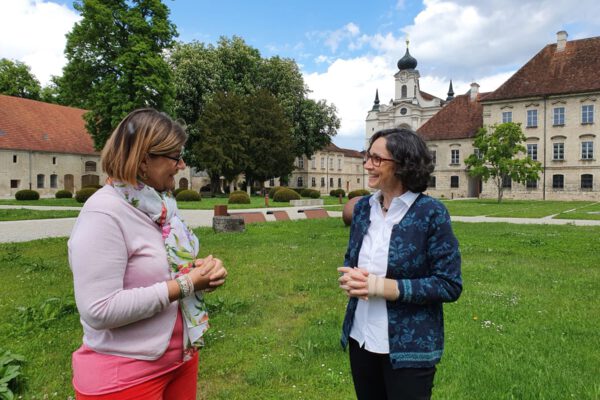 PM 296 Eva Gilch (r) im Gespräch mit Filmemacherin Isabelle Gendre vor dem Kloster Raitenhaslach Stadtarchivarin Eva Gilch im Gespräch mit Filmemacherin Isabelle Gendre vor dem Kloster Raitenhaslach. Foto Stadtarchiv Burghausen