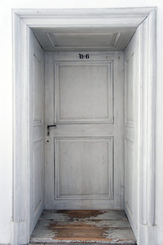 Tür mit grauem Brandschutzanstrich und Nummerierung im Kloster Raitenhaslach. Foto Hopfgartner 