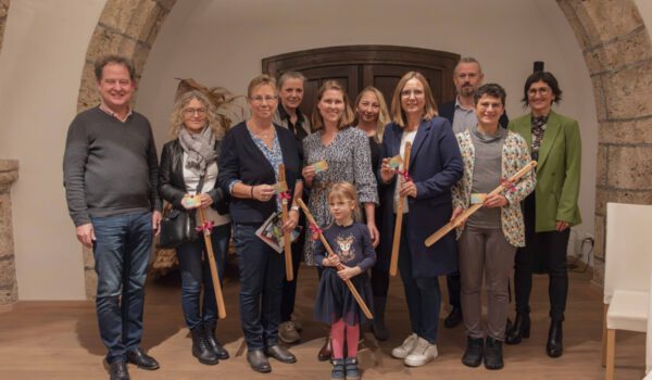 Erster Bürgermeister Florian Schneider (l.), Petra Forstpointner (hinten l.). 1. Vorsitzende des Werberings, Simone Mayer (hinten Mitte), Geschäftsführerin des Werberings, Roman Bauer, Rechtsanwalt, und Sigrid Resch (r.), Geschäftsführerin der Burghauser Touristik GmbH, mit den fünf Gewinnerinnen der Golden Card 2023 © Stadt Burghausen/ebh