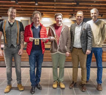 Handover of keys to the new operators of the fresh food market at Bichl. From left to right: Gerald Boller, First Mayor Florian Schneider, Dominik Brandl, Christian Estermaier from the economic development agency and old town caretaker Tobias Hanig © Stadt Burghausen/ebh