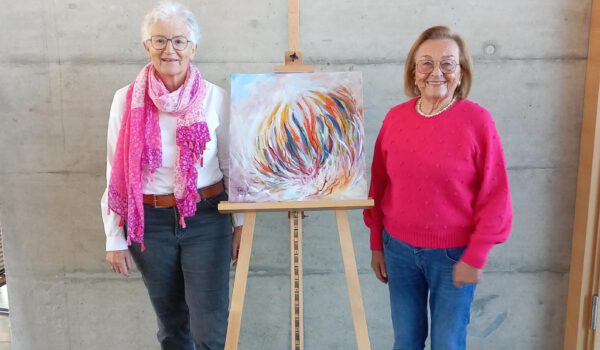 Die „Live-Arbeit“ von Künstlerin Katalin Harrer (re.) während des Burghauser Seniorennachmittags im Oktober war der Burghauserin Bieterin Rita Meier (li.) in der anschließenden Versteigerung 400 Euro wert. Fotocredit: Stadt Burghausen /Sebastian Droysen