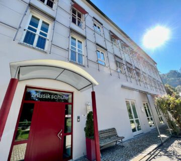 Oltre all'eccellente numero di studenti e all'ampia offerta della scuola di musica della città, anche l'edificio e la posizione della scuola sono semplicemente belli e belli. Crediti fotografici: Città di Burghausen / köx