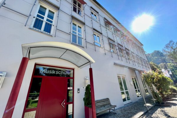 PM 308 Musikschule Gebäudezwischen Burg Salzach und Jugendherberge Neben den hervorragenden Schülerzahlen und dem breiten Angebot an der städtischen Musikschule ist auch das Gebäude und die Lage der Schule einfach gut und schön. Fotocredit: Stadt Burghausen / köx