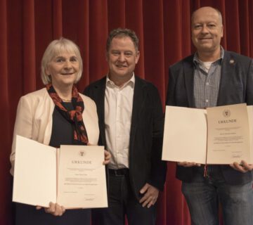 Il primo sindaco Florian Schneider ha onorato Doris Graf e Thomas Lindner (a destra) all'assemblea dei cittadini del 2023 per il loro impegno volontario pluriennale. © Città di Burghausen/ebh