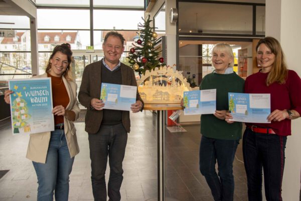PM 315 Stadt Burghausen Wunschbaum-Aktion Magalena Weber, Erster Bürgermeister Florian Schneider, Doris Graf und Christin Moll Foto ebh Die Wunschbäume selbst stehen noch nicht, aber die Wunschzettel sind schon im Umlauf und kommen demnächst ausgefüllt zurück. Ab 27. November können sich Interessierte Wunschzettel von den Wunschbäumen holen. V.l.n.r.: Magdalena Weber, Leiterin des Bürgerhauses, Erster Bürgermeister Florian Schneider, Doris Graf, Familienreferentin, und Christin Moll, Leiterin der Stadtbibliothek. Fotocredit: Stadt Burghausen/ebh