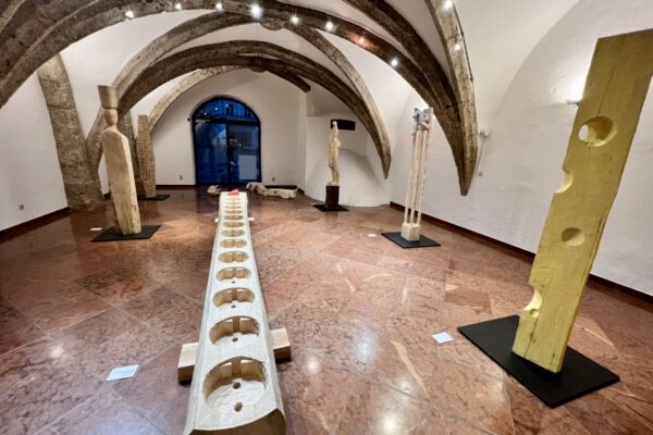Im Projektraum des Burghauser Rathauses sind die Holzskulpturen des Abschlussjahrgangs der Bildhauerschule Hallstatt ausgestellt. Der Eintritt ist zu den Öffnungszeiten des Rathauses frei. Fotocredit: Stadt Burghausen / Königseder