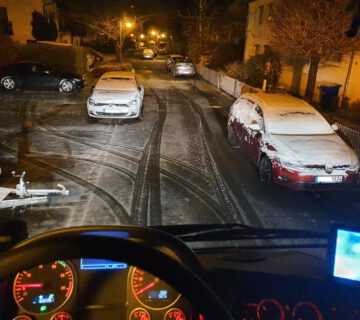 Careless parking, especially on narrower residential streets, means that the city's winter service cannot get through in trucks. The city is appealing for citizens' help so that the winter service can clear and spread properly by 3 a.m. Photo credit: City of Burghausen / Bauhof