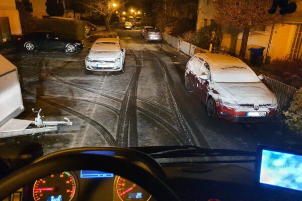 Unachtsames Parken v.a. in schmäleren Wohnstraßen bedeutet für den Winterdienst der Stadt im Lkw kein Durchkommen. Stadt appelliert an Mithilfe der Bürger, damit der Winterdienst um 3 Uhr morgens ordentlich räumen und streuen kann. Fotocredit: Stadt Burghausen / Bauhof