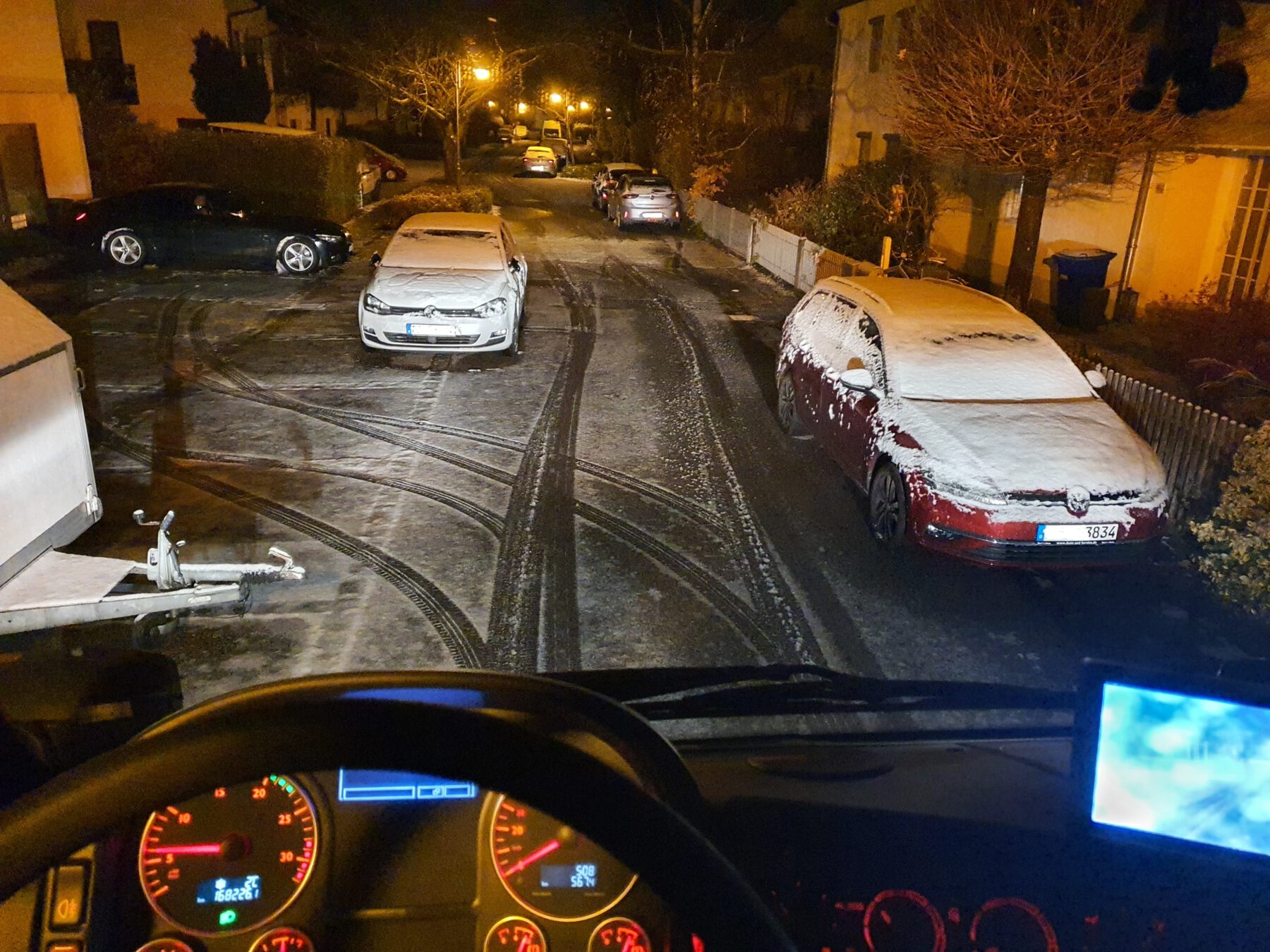 Unachtsames Parken v.a. in schmäleren Wohnstraßen bedeutet für den Winterdienst der Stadt im Lkw kein Durchkommen. Stadt appelliert an Mithilfe der Bürger, damit der Winterdienst um 3 Uhr morgens ordentlich räumen und streuen kann. Fotocredit: Stadt Burghausen / Bauhof