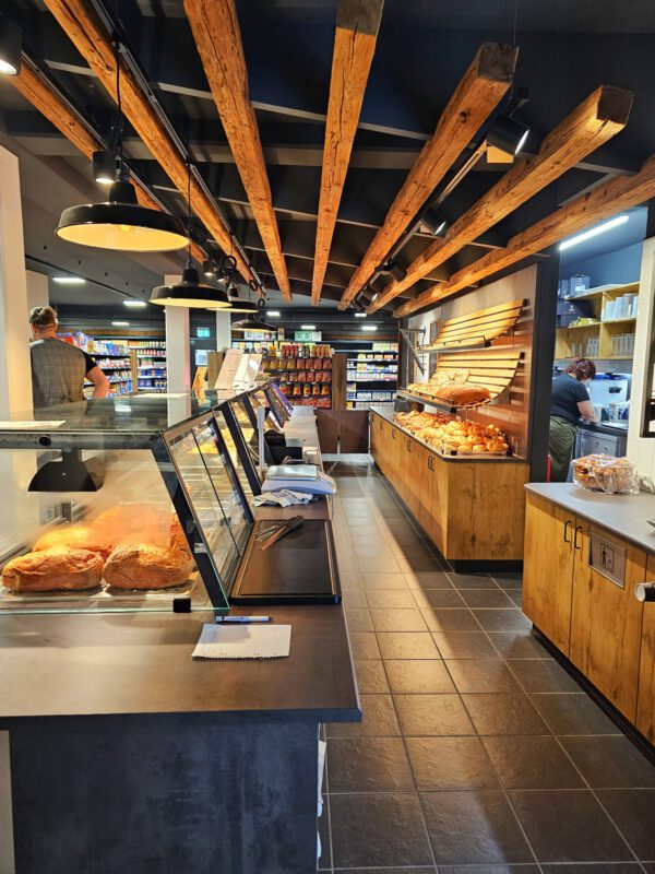 Die Imbisstheke ist schon gut gefüllt. Lebensmittel können ab Montag,. 4. Dezember 2023, gekauft werden © Stadt Burghausen/ebh