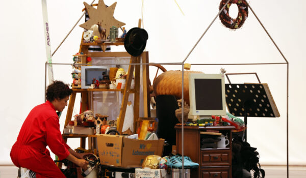 Adriana Torres Topaga mit den gesammelten „Cacharreos“ während der Ausstellung in der Studienkirche im Sommer 2023. © Gerhard Nixdorf