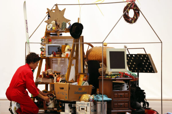 Adriana Torres Topaga mit den gesammelten „Cacharreos“ während der Ausstellung in der Studienkirche im Sommer 2023. © Gerhard Nixdorf Adriana Torres Topaga mit den gesammelten „Cacharreos“ während der Ausstellung in der Studienkirche im Sommer 2023. © Gerhard Nixdorf