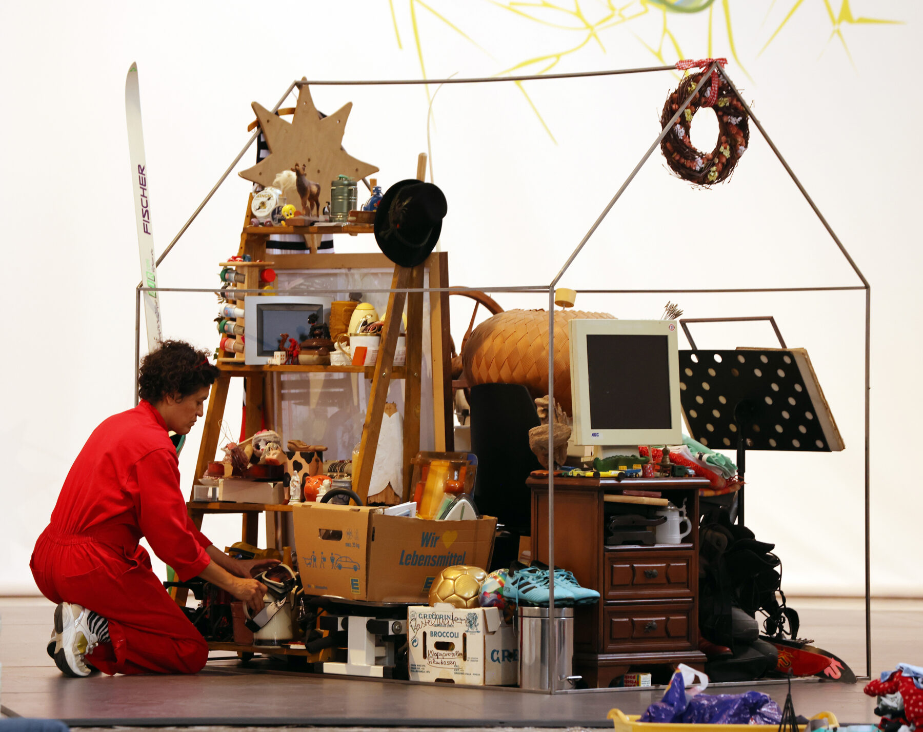 Adriana Torres Topaga mit den gesammelten „Cacharreos“ während der Ausstellung in der Studienkirche im Sommer 2023. © Gerhard Nixdorf