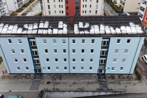 DJI_20231127131841_0004_D BU: Die energetische Modernisierung des Hauskomplexes Friedrich-Ebert-Straße 19/21 spart seinen Bewohnern eine Menge Stromkosten. Fotocredit: BuWoG