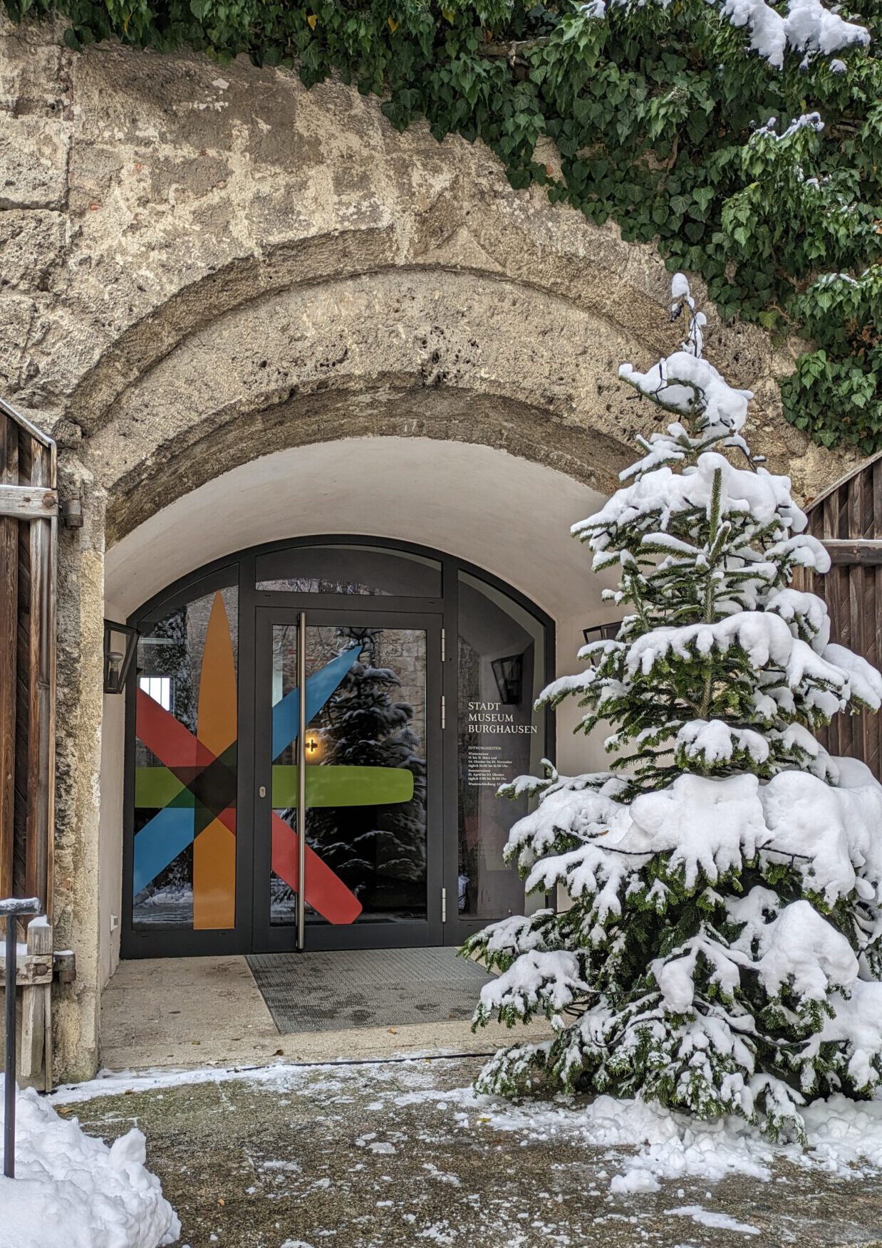 Museumseingang Winter © Stadt Burghausen/Robin von Taeuffenbach