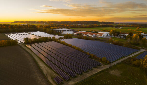 Der PV-Park Hieringer Feld wird nach Inbetriebnahme jährlich 4,2 Mio kWh grünen Strom erzeugen. Ab dem dritten Quartal 2024 geht er ans Netz. Fotocredit: ESB