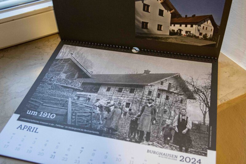 Eines der ältesten Fotografien im Kalender: Eine Landwirt-Familie aus der Tiefenau im Jahr 1910.  © Stadt Burghausen/ebh