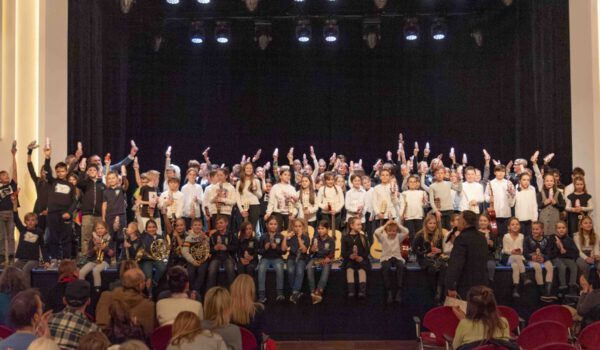 Am Ende des Nikolauskonzerts versammelten sich alle Kinder auf der Bühne, um ihren Schoko-Nikolaus abzuholen. © Stadt Burghausen/ebh