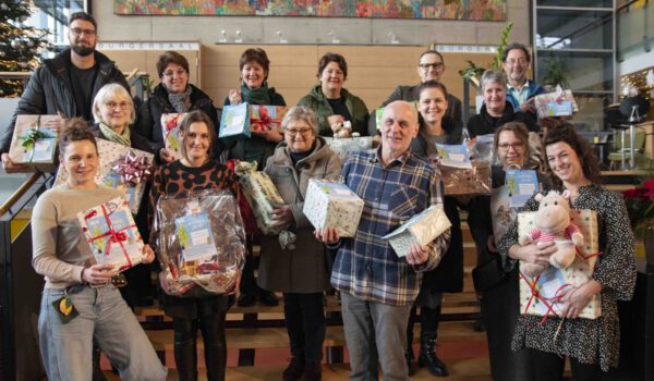 Hintere Reihe v.l.n.r.: Michael Weinzierl, Diakonie, Elke Gottschling, SVE Burghausen, Barbara Reineke, Mütterkurs, Sandra Strohmeier, ambulanter Pflegedienst der AWO, Armin Bernhard, Georg-Schenk-Haus, Dirk Hentrich, Tageszentrum der Diakonie. Vordere Reihen v.l.n.r.: Christin Moll, Leiterin der Stadtbibliothek, Doris Graf, Familienreferentin, Alexandra Forster, Amalia-Haus, Karin Ebensperger, Sozialpädagogischer Dienst der AWO, Wolfgang Streicher, Fachambulanz für Suchtkranke, Durdica Bogdanovic, Heilig-Geist-Spital, Ella Westenrieder und Sabrina Voit, Georg-Schenk-Haus, und Magdalena Weber, Leiterin des Bürgerhauses. © Stadt Burghausen/ebh