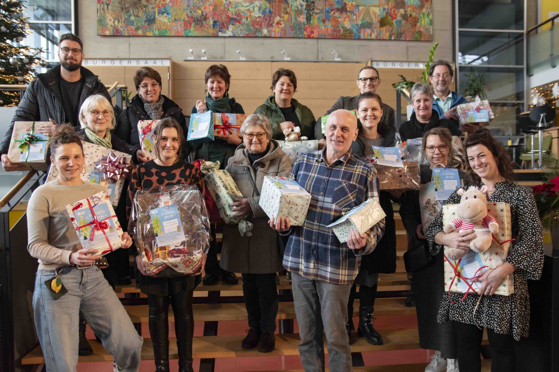 Hintere Reihe v.l.n.r.: Michael Weinzierl, Diakonie, Elke Gottschling, SVE Burghausen, Barbara Reineke, Mütterkurs, Sandra Strohmeier, ambulanter Pflegedienst der AWO, Armin Bernhard, Georg-Schenk-Haus, Dirk Hentrich, Tageszentrum der Diakonie. Vordere Reihen v.l.n.r.: Christin Moll, Leiterin der Stadtbibliothek, Doris Graf, Familienreferentin, Alexandra Forster, Amalia-Haus, Karin Ebensperger, Sozialpädagogischer Dienst der AWO, Wolfgang Streicher, Fachambulanz für Suchtkranke, Durdica Bogdanovic, Heilig-Geist-Spital, Ella Westenrieder und Sabrina Voit, Georg-Schenk-Haus, und Magdalena Weber, Leiterin des Bürgerhauses. © Stadt Burghausen/ebh