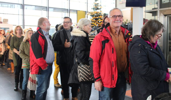 Fast Pole Position: Uwe Nagel wartete hinter acht anderen geduldig 1,5 Stunden vor der Verkaufsstelle im Bürgerhaus, um sich Karten für „Chapeau! Ball der Hüte“ zu sichern.