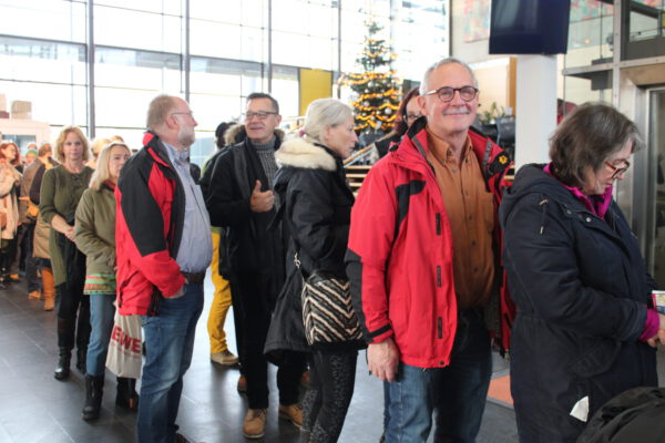 PM 345 Uwe Nagel aus Haiming ist Fan des Burghauser Stadtballs auch mit Hut Foto Sammet Fast Pole Position: Uwe Nagel wartete hinter acht anderen geduldig 1,5 Stunden vor der Verkaufsstelle im Bürgerhaus, um sich Karten für „Chapeau! Ball der Hüte“ zu sichern.