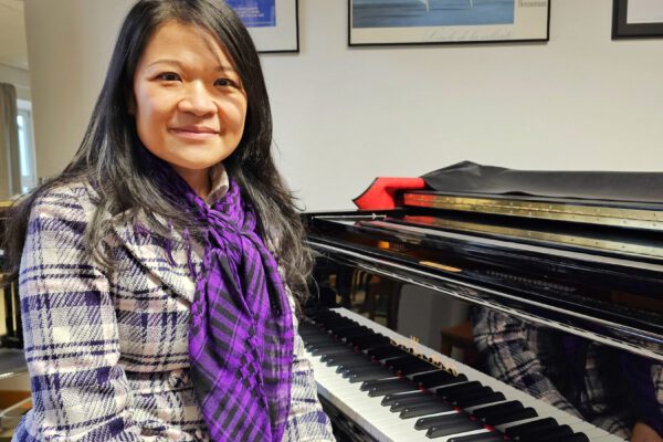 Jeanne Yang, promovierte Pianistin, ist seit diesem Schuljahr Klavierlehrerin an der Musikschule Burghausen © Stadt Burghausen/ebh Jeanne Yang, promovierte Pianistin, ist seit diesem Schuljahr Klavierlehrerin an der Musikschule Burghausen © Stadt Burghausen/ebh