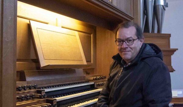 Heinrich Wimmer neben der Orgel in der Stadtpfarrkirche St. Jakob am Stadtplatz © Stadt Burghausen/ebh