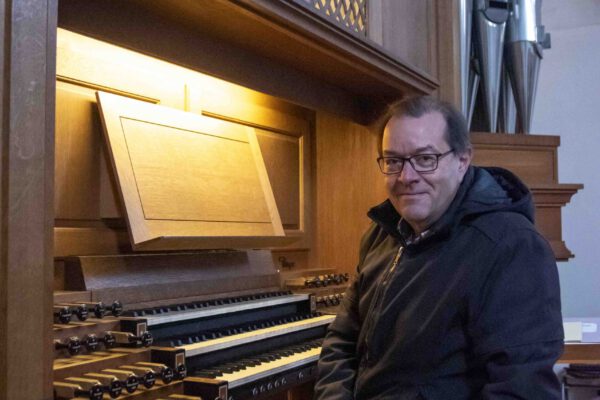 Heinrich Wimmer neben der Orgel in der Stadtpfarrkirche St. Jakob am Stadtplatz © Stadt Burghausen/ebh Heinrich Wimmer neben der Orgel in der Stadtpfarrkirche St. Jakob am Stadtplatz © Stadt Burghausen/ebh