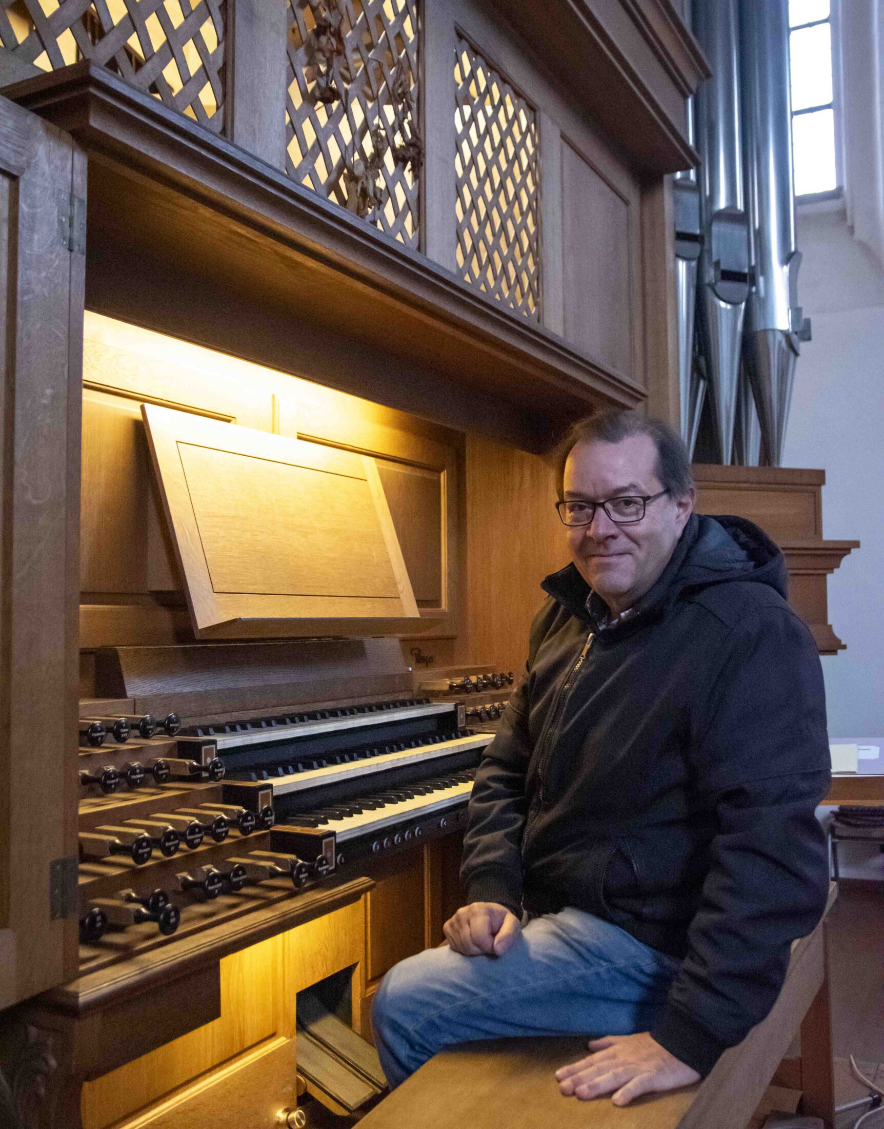 Heinrich Wimmer neben der Orgel in der Stadtpfarrkirche St. Jakob am Stadtplatz © Stadt Burghausen/ebh