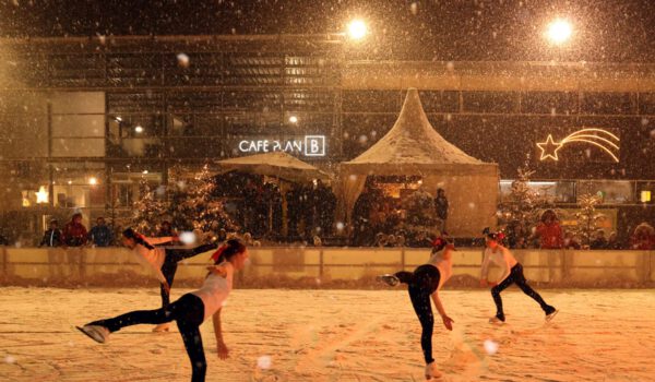 Am Silvestertag gibt es eine Kinderdisco, Kinderpunsch und Wiener am Eisplatz vor dem Bürgerhaus. Ab 22 Uhr öffnet außerdem ein Winterbiergarten. © Gerhard Nixdorf