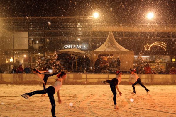 Am Silvestertag gibt es eine Kinderdisco, Kinderpunsch und Wiener am Eisplatz vor dem Bürgerhaus. Ab 22 Uhr öffnet außerdem ein Winterbiergarten. © Gerhard Nixdorf Am Silvestertag gibt es eine Kinderdisco, Kinderpunsch und Wiener am Eisplatz vor dem Bürgerhaus. Ab 22 Uhr öffnet außerdem ein Winterbiergarten. © Gerhard Nixdorf