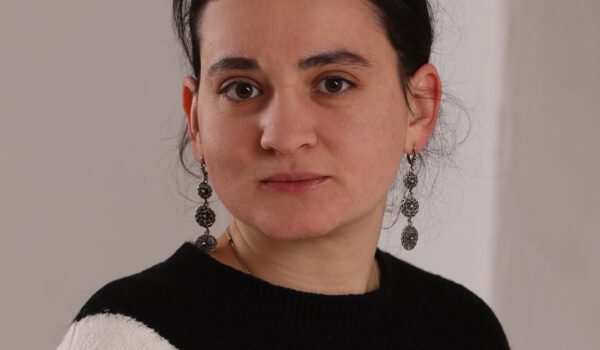 Aliie Bakhi (Oficial de asilo)