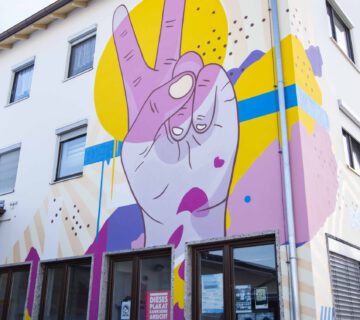 Nicht zu übersehen ist das JUZ mit seinem bunten Graffito an der Hauswand. Im JUZ finden regelmäßig Veranstaltungen statt. Außerdem haben Jugendliche dort die Möglichkeit zu chillen, sich mit Freunden zu treffen oder bei Problemen um Rat zu fragen. © Stadt Burghausen/ebh