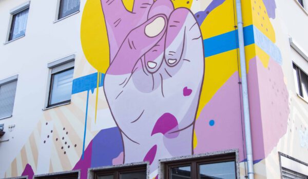 Nicht zu übersehen ist das JUZ mit seinem bunten Graffito an der Hauswand. Im JUZ finden regelmäßig Veranstaltungen statt. Außerdem haben Jugendliche dort die Möglichkeit zu chillen, sich mit Freunden zu treffen oder bei Problemen um Rat zu fragen. © Stadt Burghausen/ebh