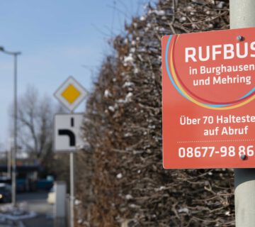 This is what the on-call bus stops look like. Since the beginning of the year, the on-call bus has also been running to Unterhadermark. © City of Burghausen/ebh