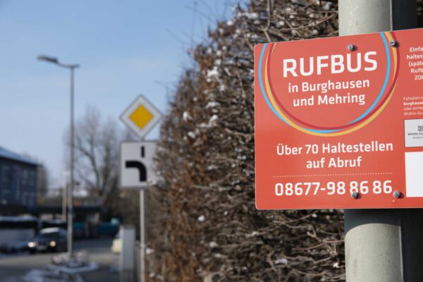 So sehen die Haltestellen des Rufbusses aus. Seit Anfang des Jahres fährt der Rufbus nun auch bis zur Unterhadermark. © Stadt Burghausen/ebh So sehen die Haltestellen des Rufbusses aus. Seit Anfang des Jahres fährt der Rufbus nun auch bis zur Unterhadermark. © Stadt Burghausen/ebh
