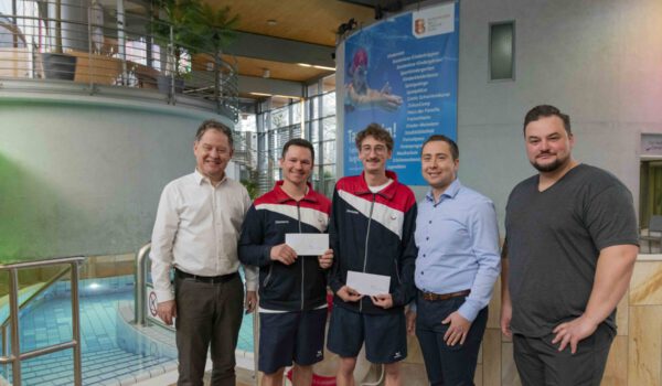 Lebensrettung im Hallenbad: Erster Bürgermeister Florian Schneider (l.) bedankte sich im Beisein von Stefan Sajdak und Florian Moser (r.), dem Leitungs-Duo der Bäder, bei Dennis Clemens (2. v. l.) und Dominik Lüsebrink, die am Silvestertag einen Jungen erfolgreich gerettet und reanimiert hatten. © Stadt Burghausen/ebh