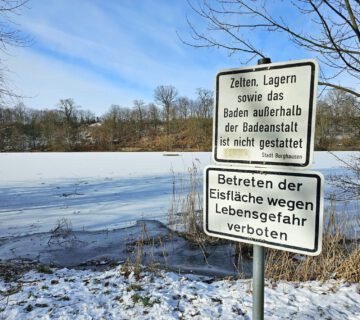Como indica la costa del lago Wöhrsee, está prohibido entrar en la superficie del hielo del lago Wöhrsee © Stadt Burghausen/ebh