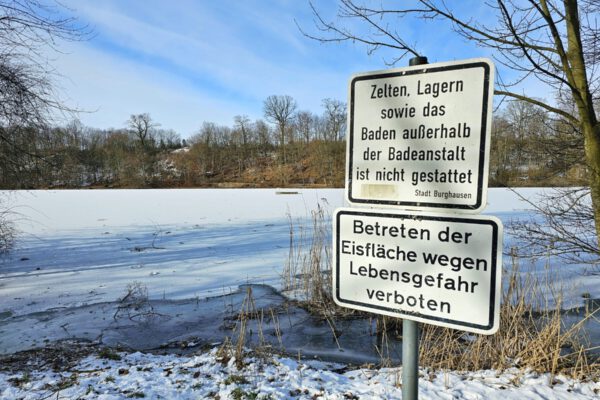 Wie ein Schild am Ufer des Wöhrsees besagt, ist das Betreten der Eisfläche am Wöhrsee verboten © Stadt Burghausen/ebh