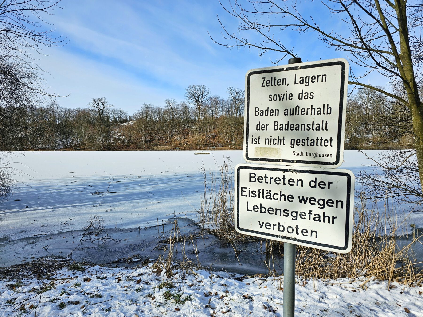 Wie ein Schild am Ufer des Wöhrsees besagt, ist das Betreten der Eisfläche am Wöhrsee verboten © Stadt Burghausen/ebh